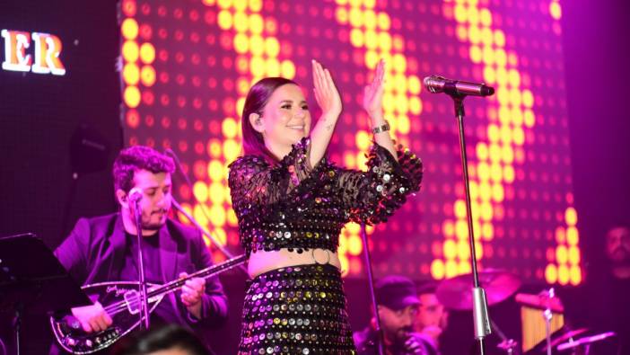 Merve Özbey Bursa’da konser verdi!