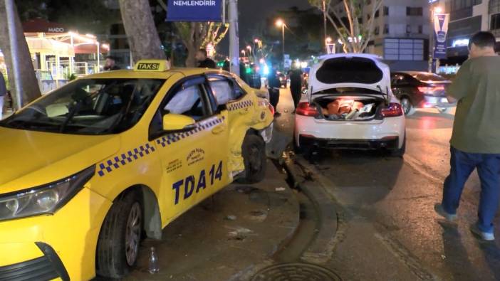 Bağdat Caddesi'nde trafik kazası! 2 kişi yaralandı!