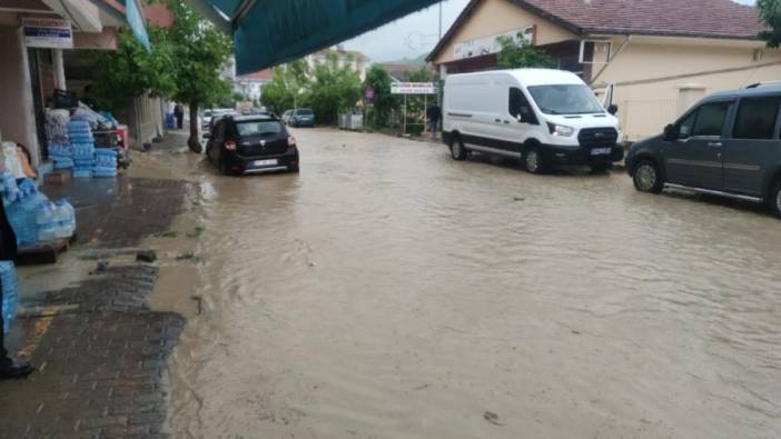 Kastamonu'da kuvvetli sağanak: Sokaklar göle döndü