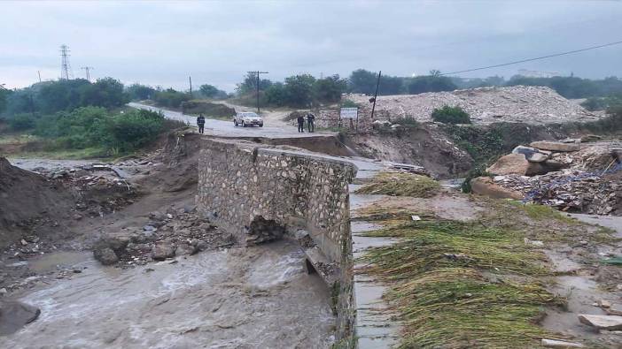 Sel sularına dayanamayan yol çöktü!