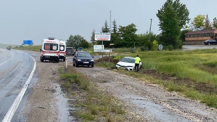 Aksaray’da otomobil tarlaya düştü: 3 yaralı