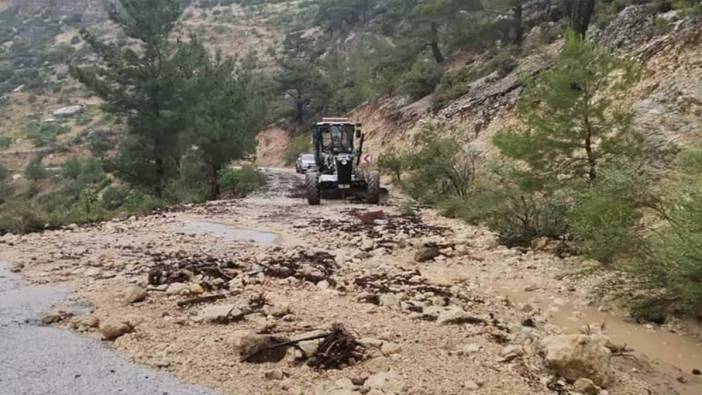 Mersin'de sağanak bahçe ve yollara zarar verdi