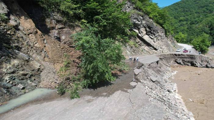 Bozkurt'ta heyelan nedeniyle 11 köyün bağlantı yolu çöktü