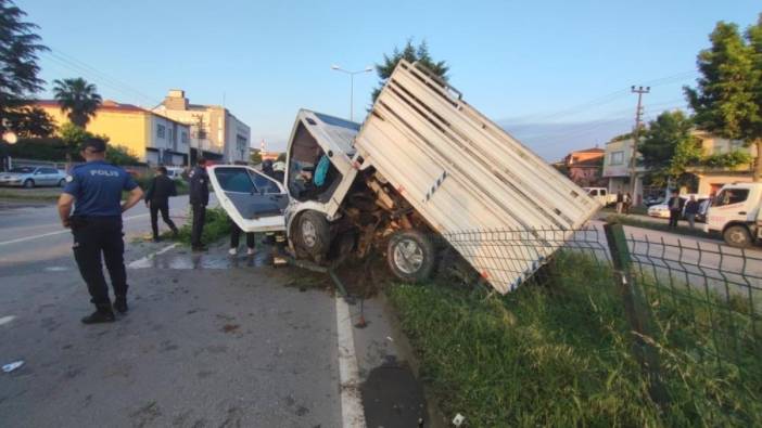 Samsun'da kamyonet ağaca çarpıp bölündü