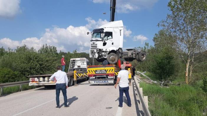 Bolu'da TIR devrildi: Yara almadan çıktı