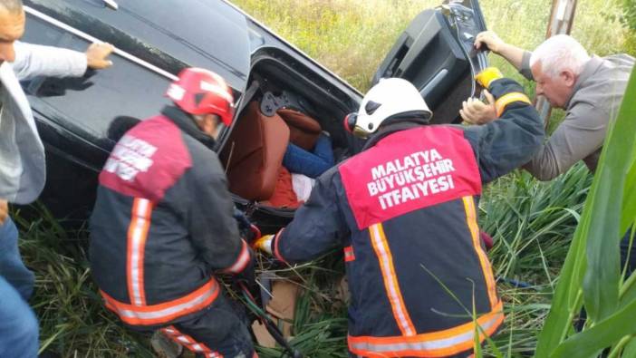 Otomobil elektrik direğine çarptı: 1 ölü, 4 yaralı