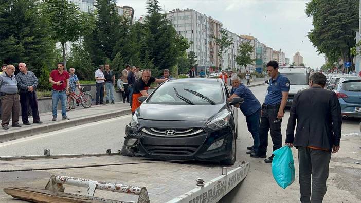 Direksiyon başında sara nöbeti geçirdi; park halindeki araçlara çarptı