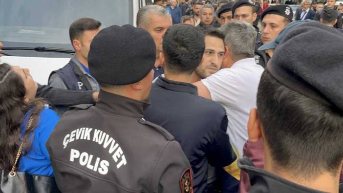 Eylemci zannedilerek gözaltına alındı! Serbest bırakılınca polislere sarıldı