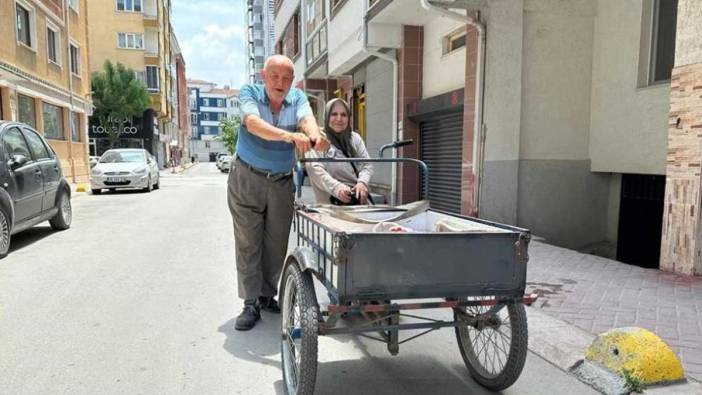 Yürümekte güçlük çeken eşini 3 tekerlekli bisikletle taşıyor