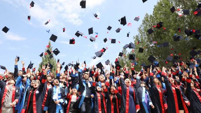 Gediz Sağlık Hizmetleri Meslek Yüksekokulu'nda mezuniyet coşkusu