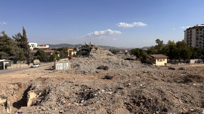 Ebrar Sitesi'nde ağır hasar alan blokların yıkımı tamamlandı