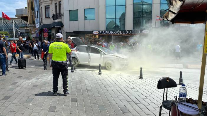 Seyir halindeki araç Taksim Meydanı'nda alev aldı