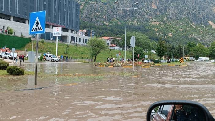 Eğirdir’de sağanak yağış hayatı felç etti