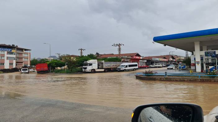 Kayseri- Niğde yolu felç oldu; sağanak nedeniyle yol kapandı