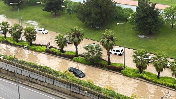 Samsun sular altında kaldı; caddeler göle döndü, kaldırımlar çöktü