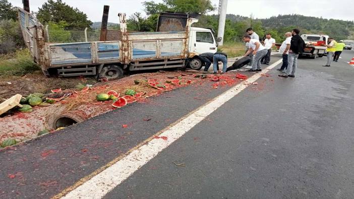 Meyve yüklü kamyon devrildi, yol adeta karpuz tarlasına döndü