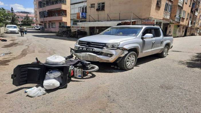 Motosiklet kamyonetle çarpıştı; kurye ağır yaralı