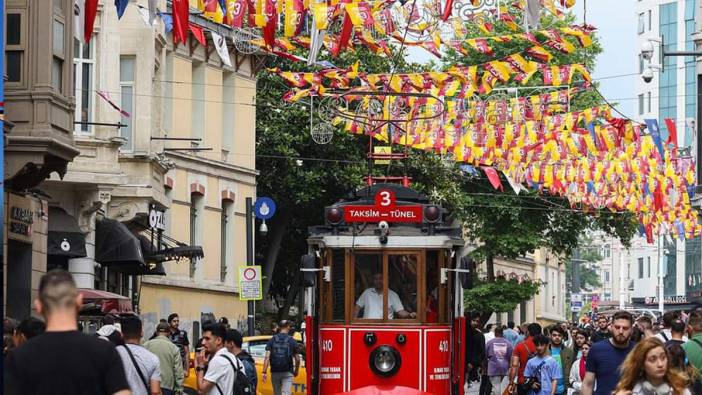 Şampiyon Galatasaray'ın bayrakları İstiklal Caddesi'ne asıldı