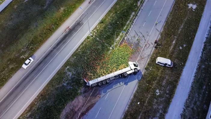 Afyonkarahisar’da karpuz yüklü tır devrildi; yol ulaşıma kapandı