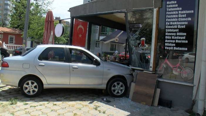 Maltepe'de feci kaza; otomobil dondurma dükkânına daldı!