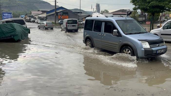 Bartın'da sağanak sonrası yollar göle döndü