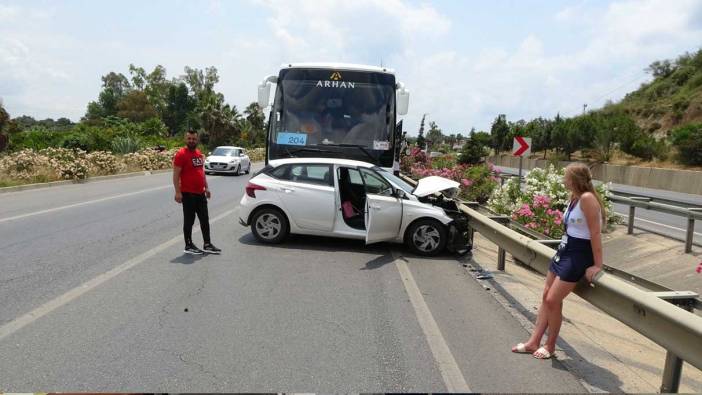 Tur otobüsü ile çarpıştılar; araçtaki tur rehberi şoka girdi