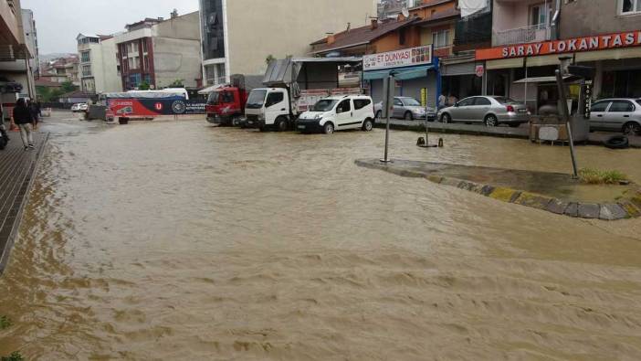 Düzce'de sağanak su baskınlarına neden oldu