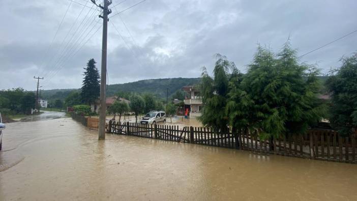 Düzce'de sağanak su baskınlarına neden oldu