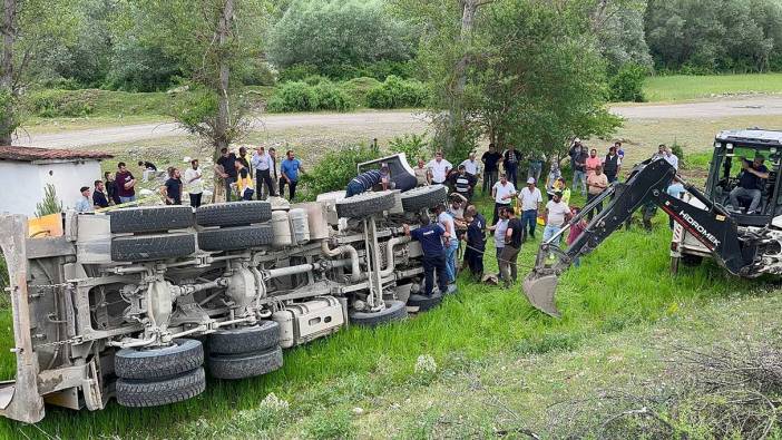 Hafriyat kamyonunun freni boşaldı; şarampole devrildi!