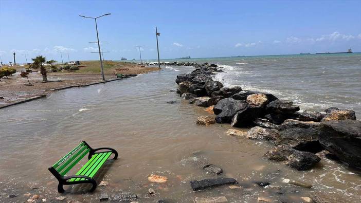 Lodos fırtınası oldu; İskenderun'da sahil şeridini su bastı