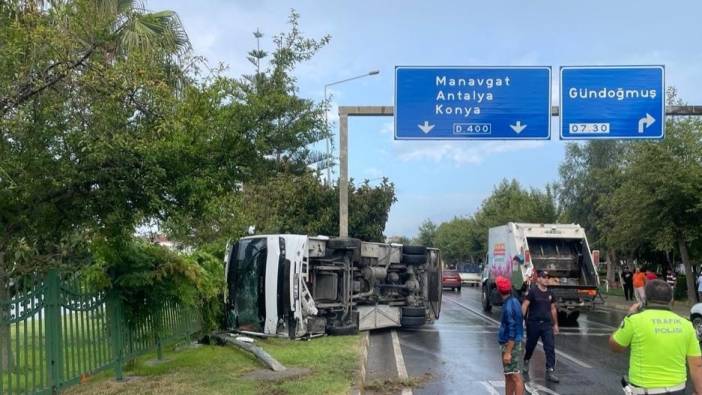 Antalya'da servis otobüsü devrildi: Çok sayıda yaralı var!