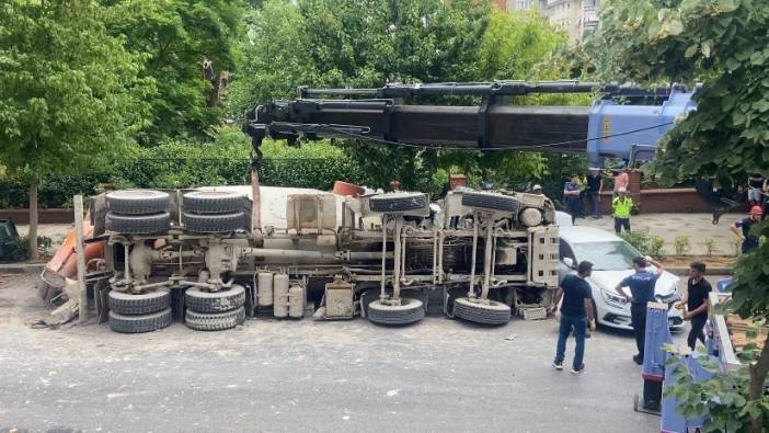 Faciaya ramak kala: Beton mikseri araçların üzerine devrildi!