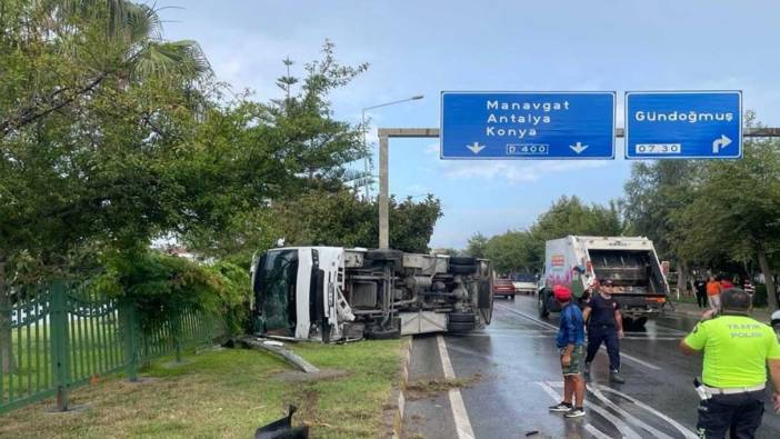 Servis otobüsü devrildi, çok sayıda yaralı var