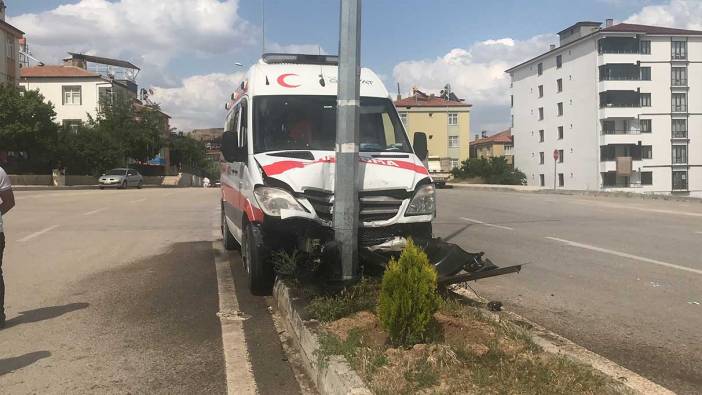 Elazığ’da feci kaza; ambulans aydınlatma direğine çaptı