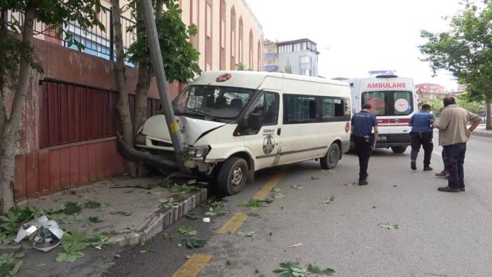 Karayolları işçilerinin servisi kaza yaptı: 3 yaralı