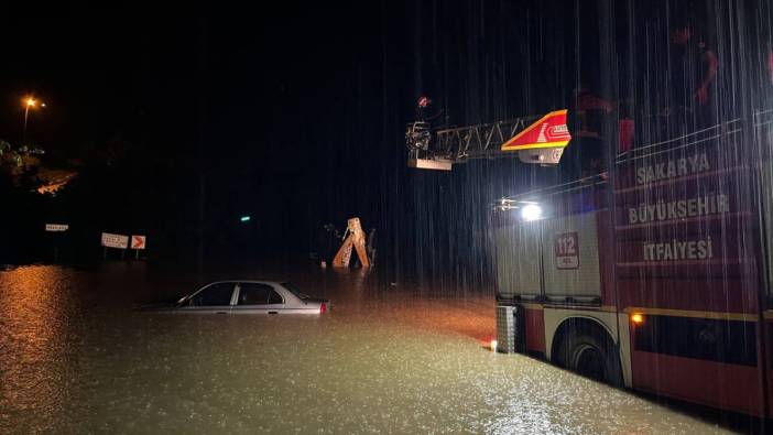 Sakarya'da sağanak: Dereler taştı, sokaklar su altında kaldı