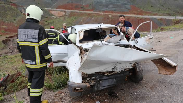 Islak zeminde kayan otomobiller çarpıştı: 2 yaralı!