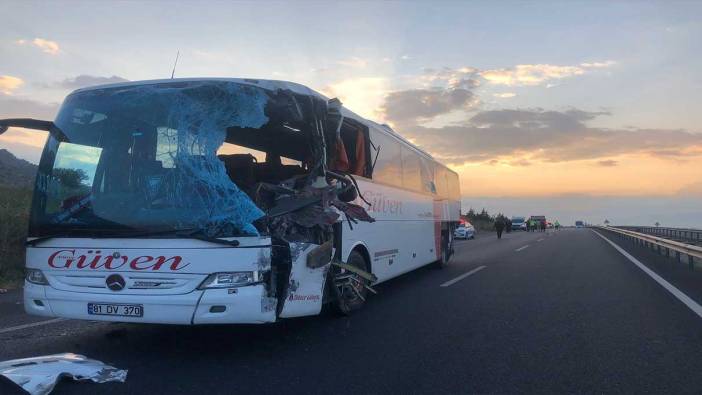 Denizli’de tır karşı şeride geçti; otobüsle kafa kafaya çarpıştı, ölü ve yaralılar var