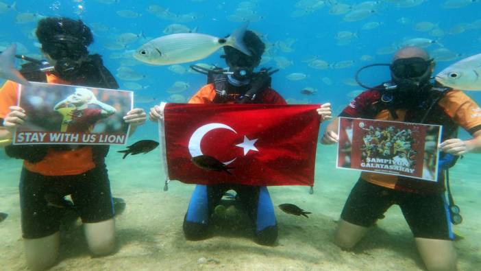 Galatasaray taraftarlarından denizin altında şampiyonluk kutlaması