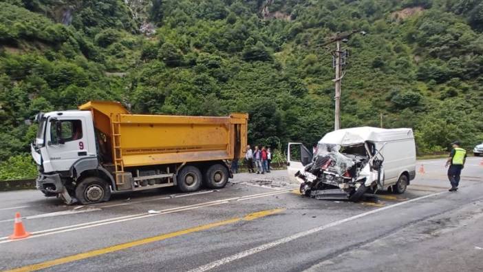 Giresun'da kamyon ile minibüs çarpıştı: 1 ölü!