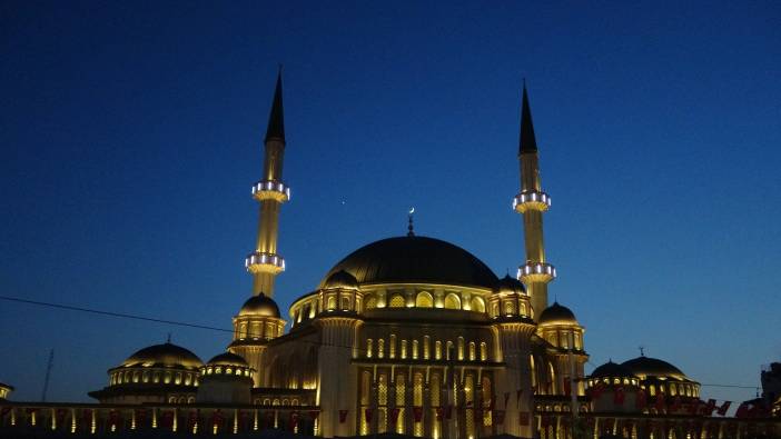 Ay ile yıldızın buluşması Taksim'de böyle görüntülendi