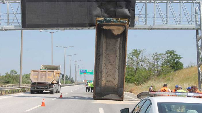 Edirne’de Damperi açılan kamyon yön tabelasında asılı kaldı