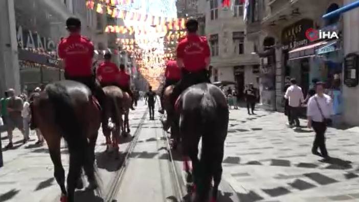 Beyoğlu'nda atlı polislere yoğun ilgi!