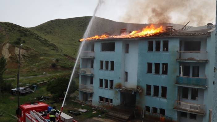 Erzurum’da şimşek düşen çatı alev alev yandı