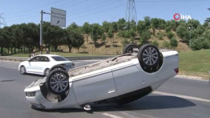 Esenler’de trafik kazası: Otomobil takla atıp ters döndü