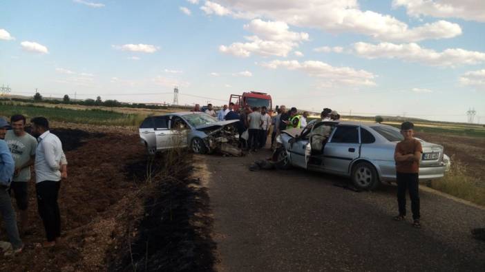 Otomobiller kafa kafaya çarpıştı: 5 yaralı