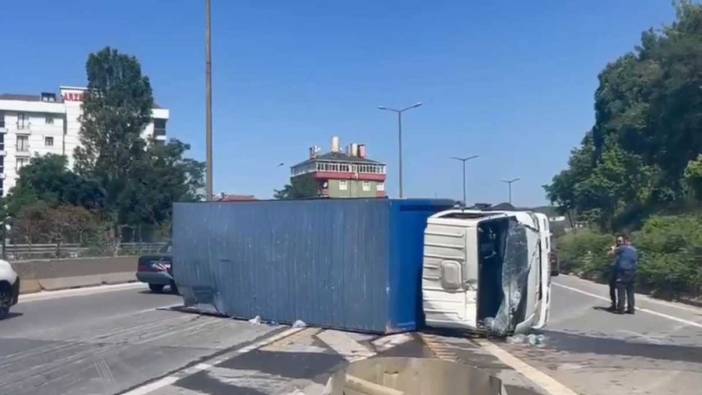 Kartal'da kaza; kamyon bariyerlere çarpıp yan yattı