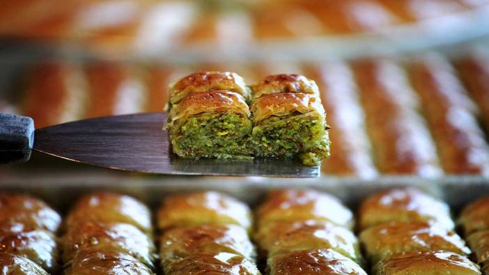 Taş fırında pişen bayramlık baklavalar tezgâhta