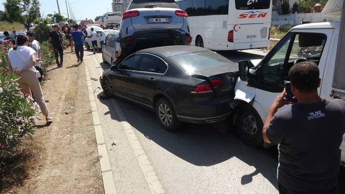 Hatay’da ilginç kaza, cip otomobilin üzerine kaldı