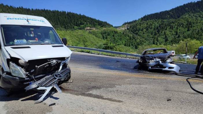 Minibüsle çarpışan otomobil alev aldı: Yaralılar var